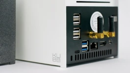 Zoom sur les finitions et le design des ordinateurs compacts, illustrant l'approche artistique de la marque. 