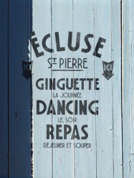 Signalétique de la maison éclusière de 1776 intégrant l'identité visuelle lieu culturel modernisée. 