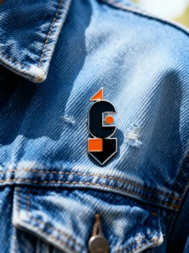 Déclinaison en pins du logotype l'Écluse Saint-Pierre. 