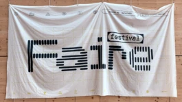 Installation typographique en volume reprenant les codes de l'identité visuelle FabLabs.