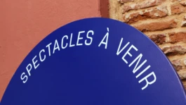 Scénographie ludique prolongeant l'identité visuelle dans l'espace physique du lieu de spectacle.