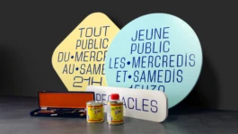 Scénographie ludique prolongeant l'identité visuelle dans l'espace physique du lieu de spectacle.