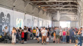 Ambiance du marché de créateurs lors de la première édition dédiée à la culture graphique. 