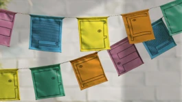 Signalétique de l'exposition inclusive basée sur le système visuel festival Figuré.e 1 originel. 