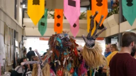 Application de l'identité visuelle lors du marché de créateurs et des conférences à Toulouse. 