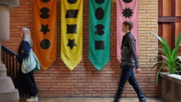 Signalétique de l'exposition inclusive et participative basée sur le système visuel festival Figuré.e 2. 