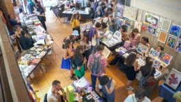 Mise en scène du design graphique lors du marché d'art graphique 