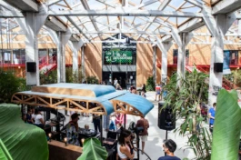 Signalétique cohérente reprenant l'écriture singulière au feutre dans les espaces des Halles. studio de design Pépite