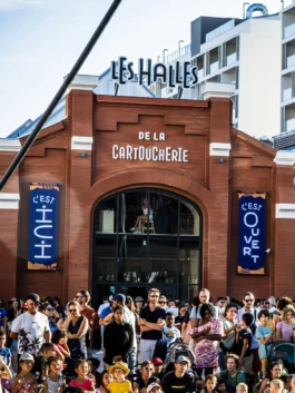 Signalétique cohérente reprenant l'écriture singulière au feutre dans les espaces des Halles. 