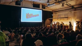 Mise en situation de la signalétique modulaire dans le cadre industriel du cinéma La Forêt Électrique. 