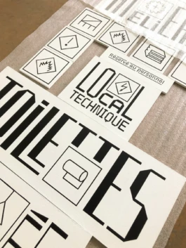 Mise en situation de la signalétique modulaire dans le cadre industriel du cinéma La Forêt Électrique. 