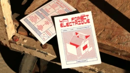 Déclinaison graphique du système visuel cinéma modulaire illustrant une esthétique industrielle et désuète. 