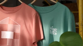 T-shirt utilisant le système visuel cinéma modulaire avec iconographie technique et couleurs contemporaines. 