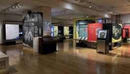 Scénographie de l'exposition sur 300 m² mettant en scène l'identité visuelle sonore et interactive. 