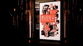 Affiche de l'exposition Morfosonic utilisant une identité visuelle sonore générée par script.