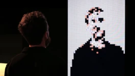 Visiteur interagissant avec les générateurs d'images et de sons de l'exposition culturelle Morfosonic 